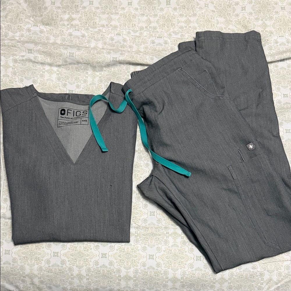 Figs Charcoal Scrub Set with Turquoise Ties